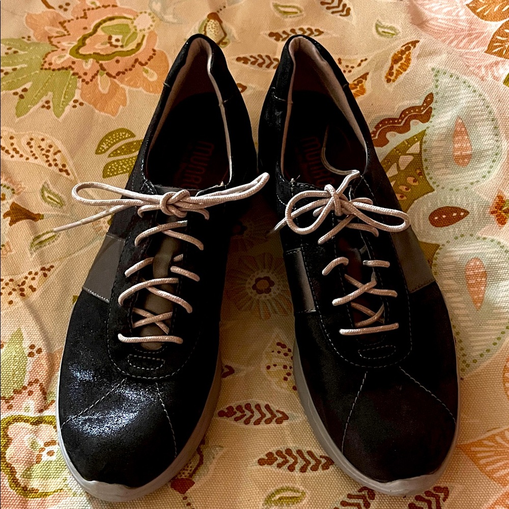 Munro metallic leather walking shoes